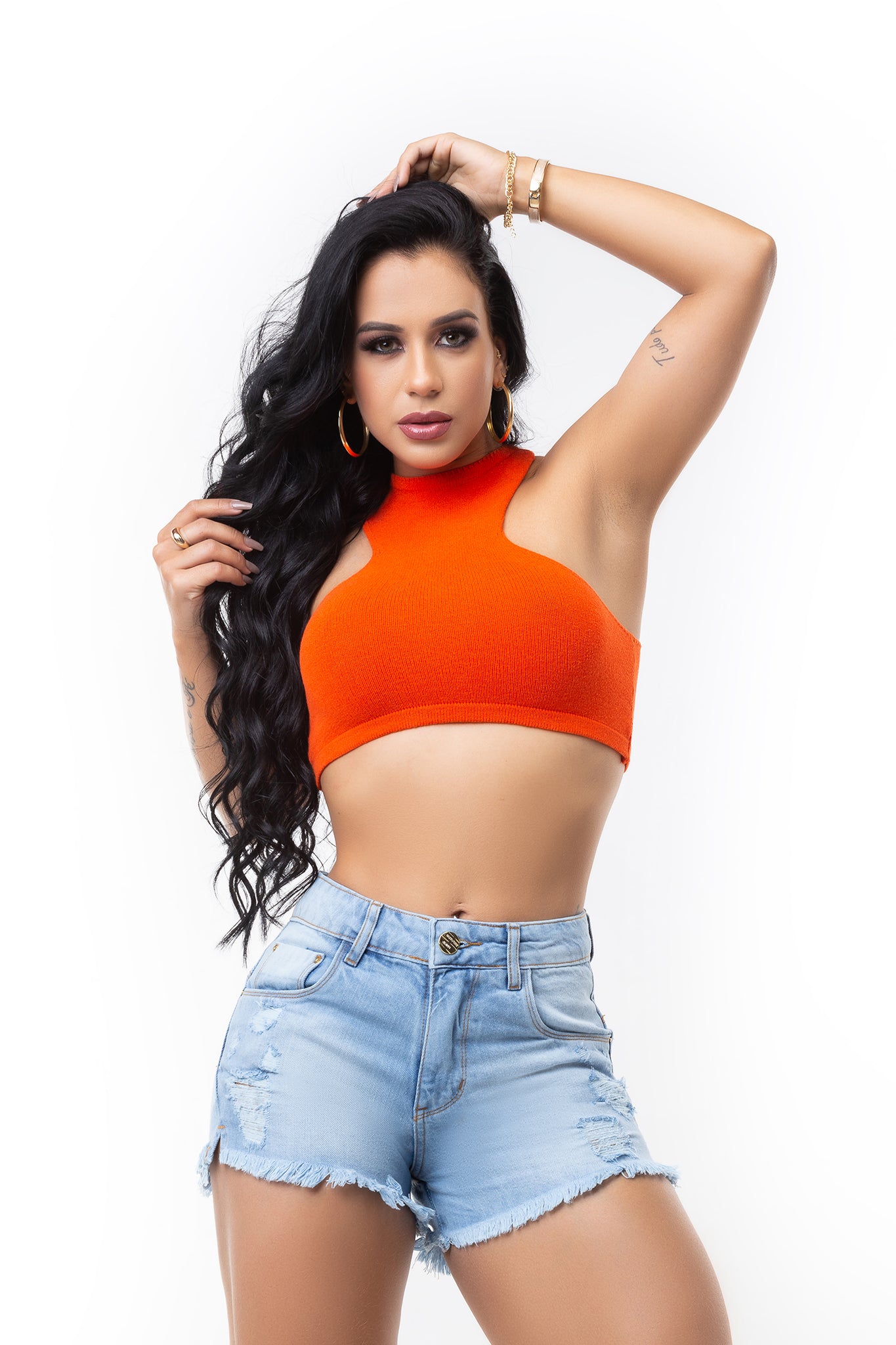 Short Jeans Curto Com Puído e Barra Desfiado Estilo Bull